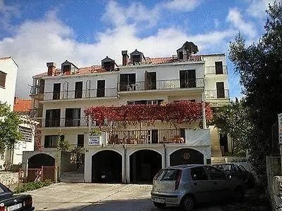 Pansion Lovac 3*