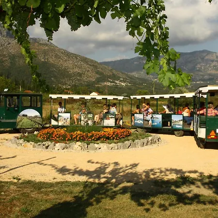 Pansion Lovac בית הארחה 3*