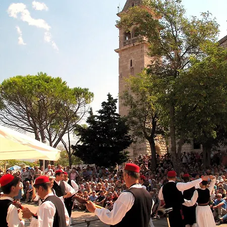 Pansion Lovac בית הארחה 3*